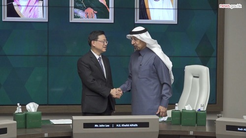 Perfect time to promote HK-Middle East ties! Federation of Hong Kong Industries Chairman Steve Chuang, who will join a high-level delegation to visit Qatar and Kuwait, said this is the ideal time for the trip to foster closer collaboration with enterprises in the Middle East. The current uncertainties affecting global business coupled with rapid advances in innovation and technology as well as efforts to promote economic diversification, played to Hong Kong’s advantages as a bridge linking China with the Middle East.  Featured:  Federation of Hong Kong Industries Chairman Steve Chuang  香港商貿代表團出訪卡塔爾和科威特正當其時，隨團的香港工業總會主席莊子雄表示，卡塔爾和科威特正尋求經濟轉型，香港可把握機會開拓當地市場，例如在發展新能源、新技術、金融服務及人工智能方面。同時，香港可善用超級聯繫人和超級增值人的角色，協助中東國家將產品和服務引入內地 。  受訪嘉賓： 香港工業總會主席莊子雄  https://www.news.gov.hk/eng/2025/05/20250508/20250508_171104_824.html  #hongkong #brandhongkong #asiasworldcity #MiddleEast #Qatar #Kuwait #香港 #香港品牌 #亞洲國際都會 #中東 #卡塔爾 #科威特